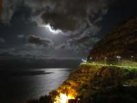 Machico; Blick bei Vollmond aus dem Hotelzimmer